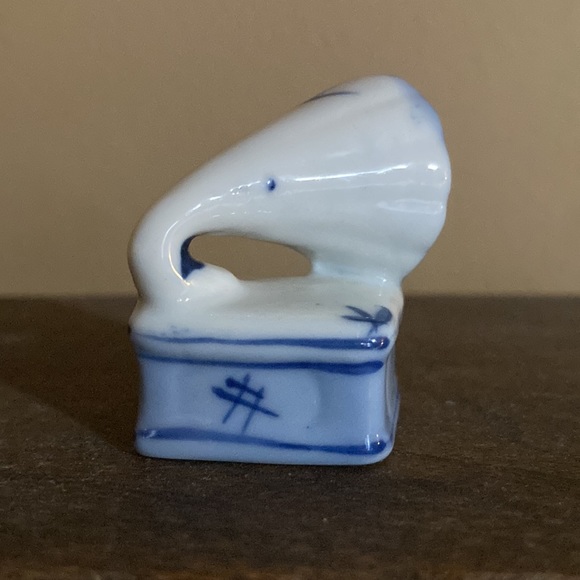 Vintage Delft Gramaphone Record Player Figurine Hand Painted Porcelain Dutch - Picture 3 of 5